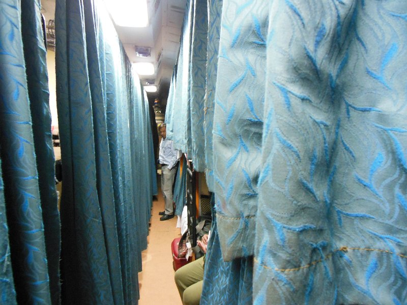 slaaptrein varanasi.jpg - Een foto van de binnenzijde van de trein. Links achter de gordijnen zijn steeds 4 slaapplaatsen, 2 boven elkaar. Wij slapen rechts in het verlengde van het gangpad, 2 slaapplaatsen boven elkaar.en hebben we goed geslapen? Ja, best wel! Tot onze verbazing eigenlijk, want we hadden vooraf zo onze twijfels. Maar die bleken onterecht te zijn.